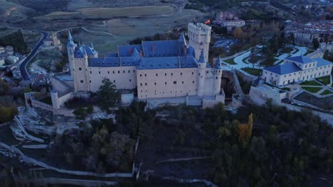 Antiguo-Castillo-En-El-Día-De-Otoño-Durante-La-Puesta-Del-Sol