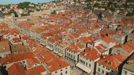 Vista-Aérea-Lenta-Sobre-El-Casco-Antiguo-De-Dubrovnik