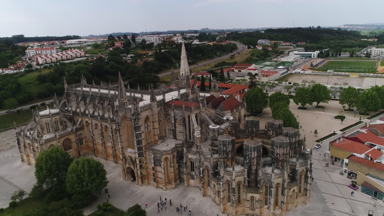 vuela alrededor del monasterio de bataila en el distrito de leira, portugal