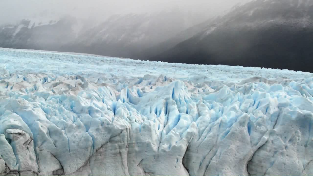 멀리까지 뻗어 있는 얼음과 함께 광대한 북극 빙하를 가로지르세요