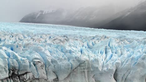 pan a través de un vasto glaciar ártico con hielo que se extiende en la distancia