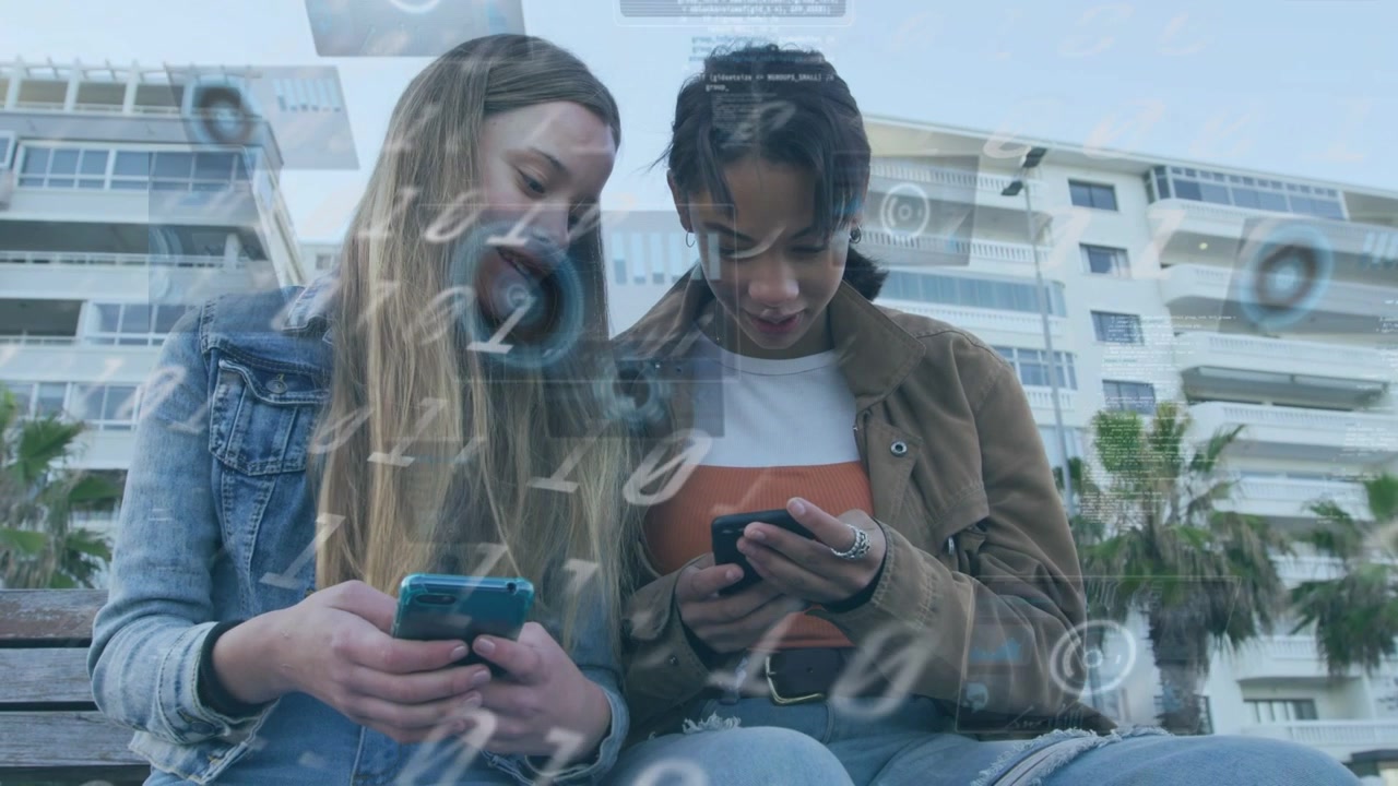 Due ragazze sedute su una panchina sulla costa, la ragazza a destra tocca il telefono, condividendo contenuti, con un overlay tecnologico sui telefoni