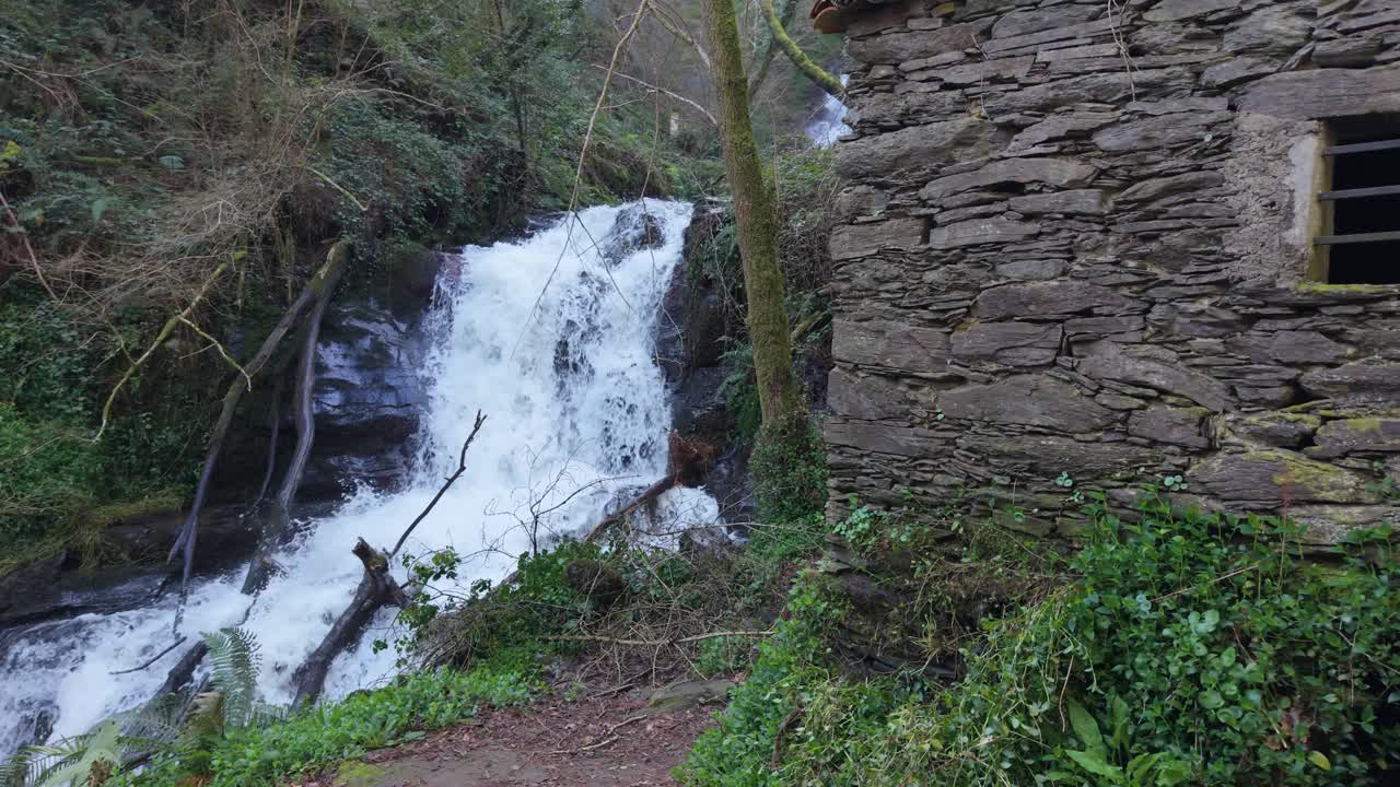 Fervenza das Hortas-fossen i landlige områder av Arzúa, Galicia, Spania. Luftfoto fra siden.