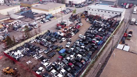 Toma-Aérea-De-Un-Depósito-De-Automóviles-Destrozados-En-Calgary,-Alberta.