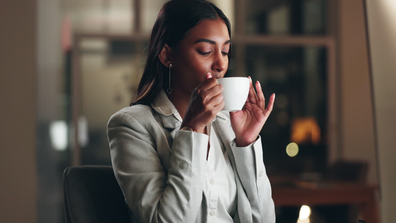 Kaffepause, nat og forretningskvinde arbejder