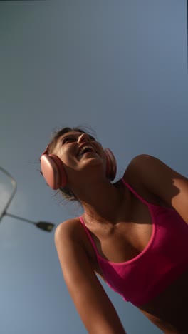 mujer disfrutando de un entrenamiento al aire libre