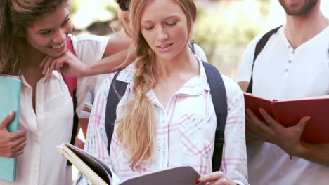 mujer hipster concentrada leyendo un libro