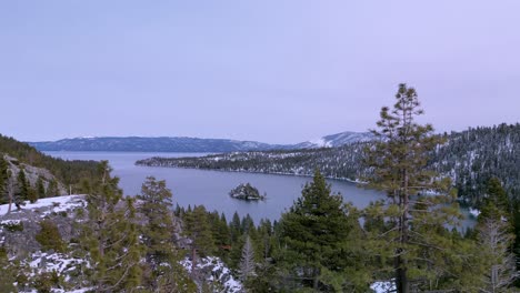 vue aérienne de la baie d'émeraude, le lac tahoe, en californie en hiver