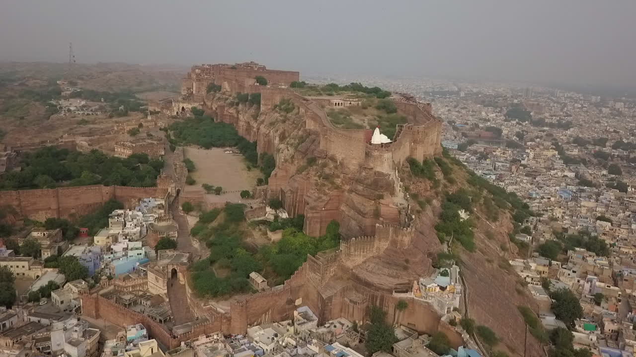 antena giratoria del destacado fuerte de mehrangarh y los alrededores de jodhpur