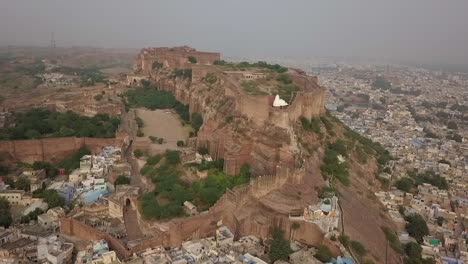 Antena-Giratoria-Del-Destacado-Fuerte-De-Mehrangarh-Y-Los-Alrededores-De-Jodhpur