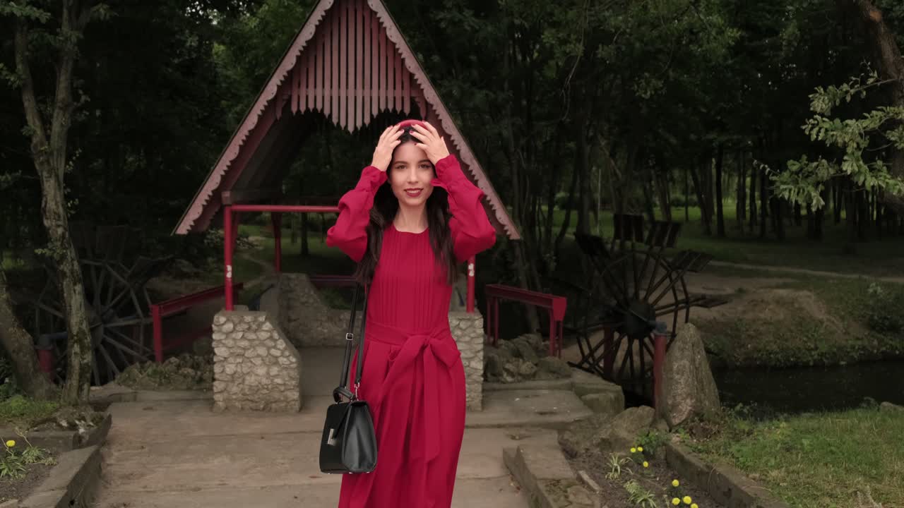 공원에서 웃고 있는 아름다운 쾌활한 긍정적인 소녀