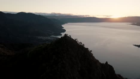 Horizonte-Del-Amanecer-Del-Lago-Atitlán-Desde-Las-Alturas-De-La-Nariz-India,-Guatemala---Toma-De-órbita-Aérea