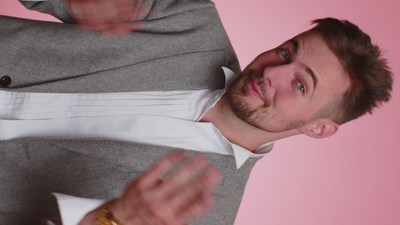 hombre de negocios financiero mirando a la cámara webcam haciendo conferencia en línea videollamada consultoría cliente