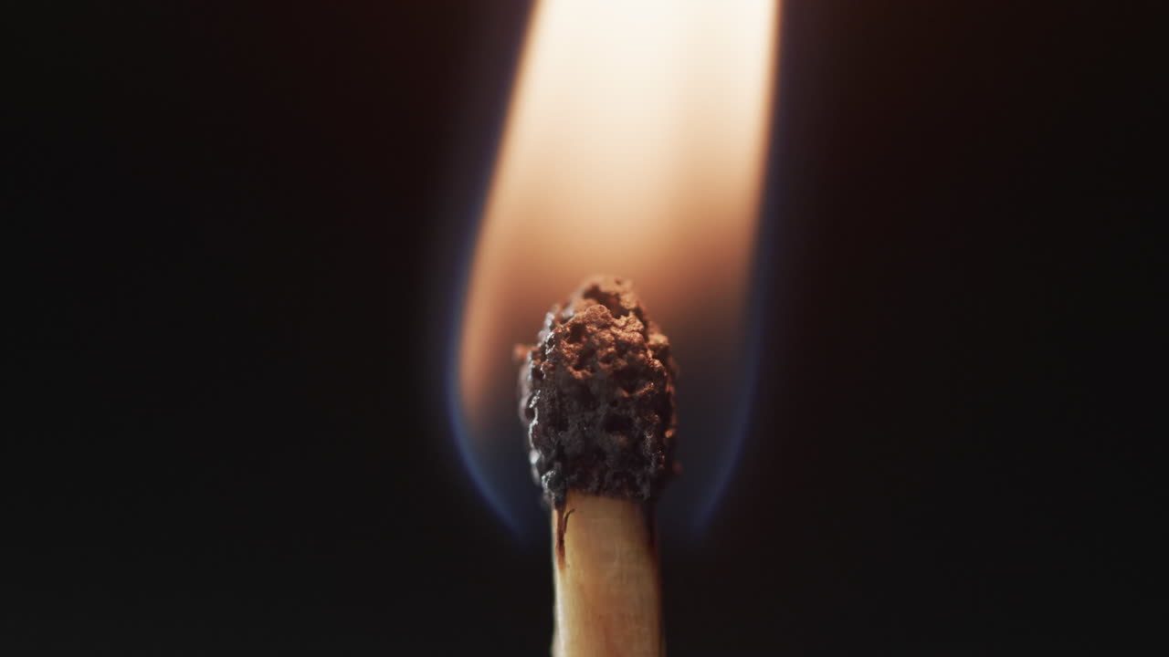 video de primer plano del partido con llama de fuego amarilla y espacio de copia sobre fondo negro