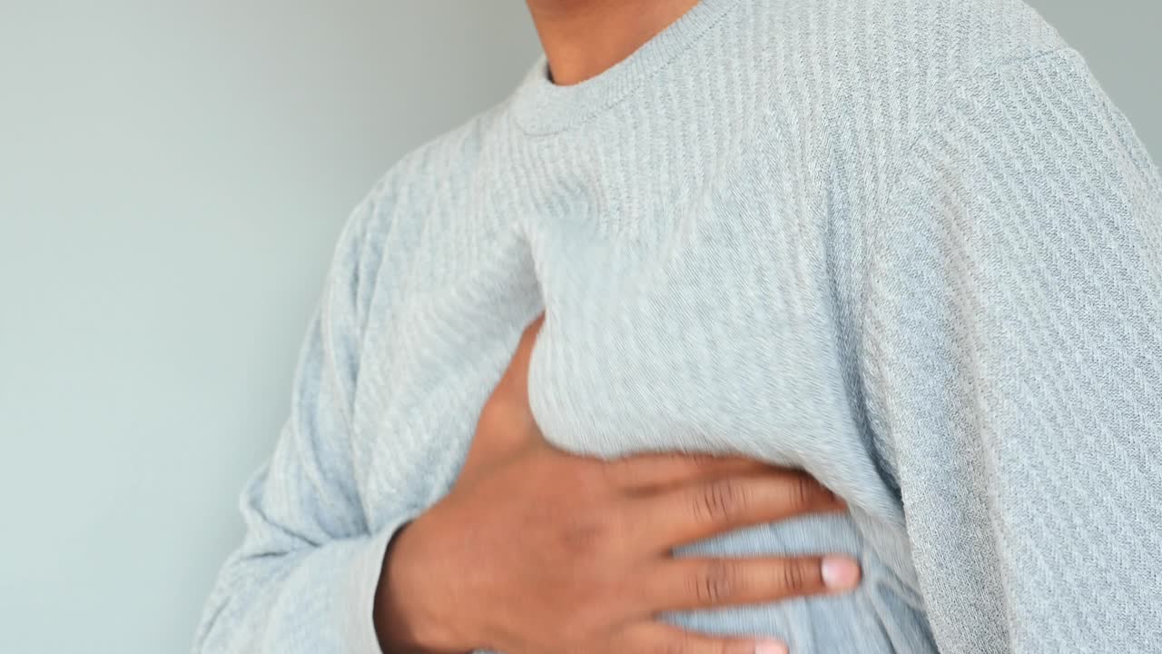 hombre con dolor en el pecho