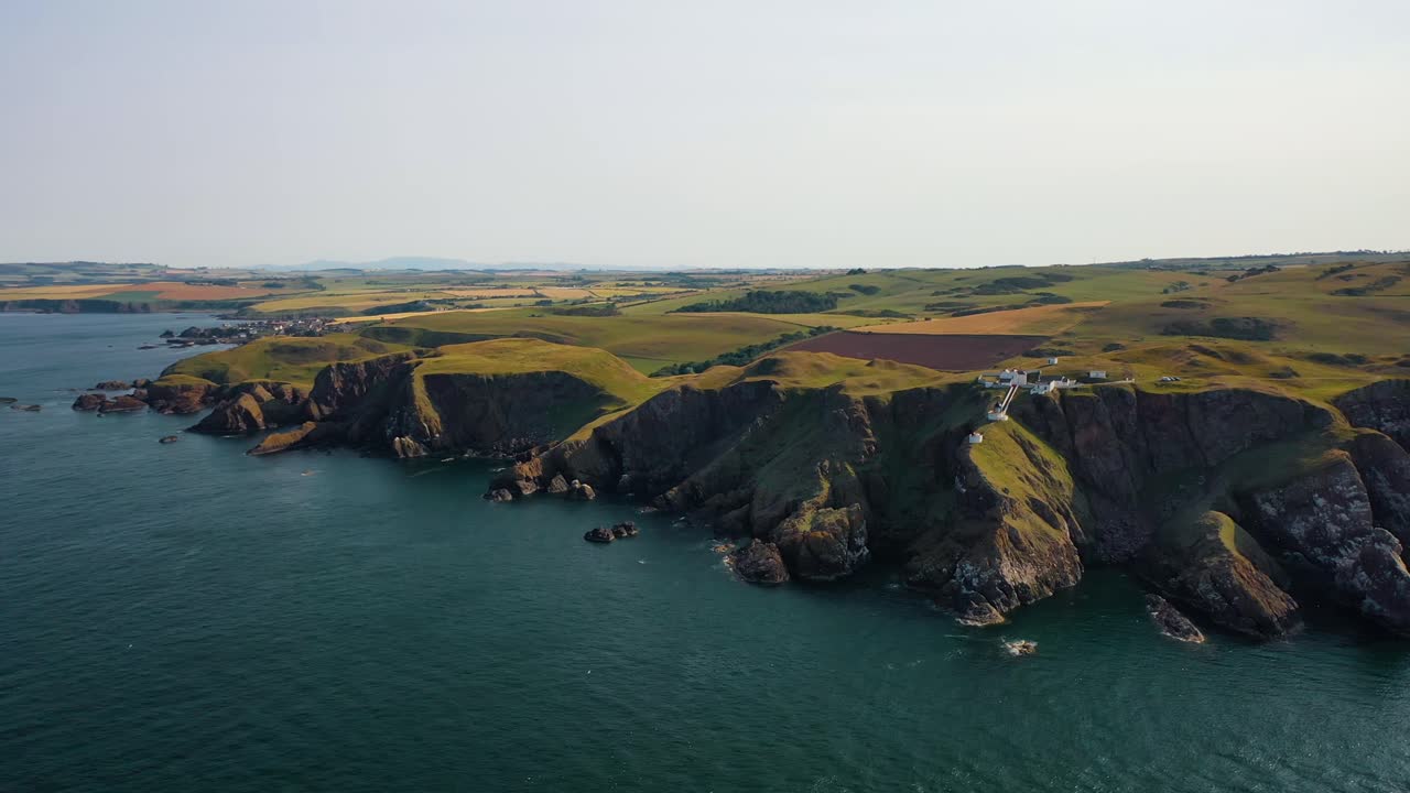 st abbs head y faro, fronteras escocesas cerca de edimburgo, escocia, reino unido