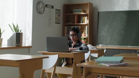 estudiante que usa una computadora portátil en el aula