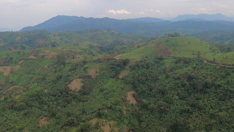 Vuelo-Brumoso-Sobre-Mosaico-De-Campos-De-Cultivo-En-Empinadas-Laderas-De-La-Selva