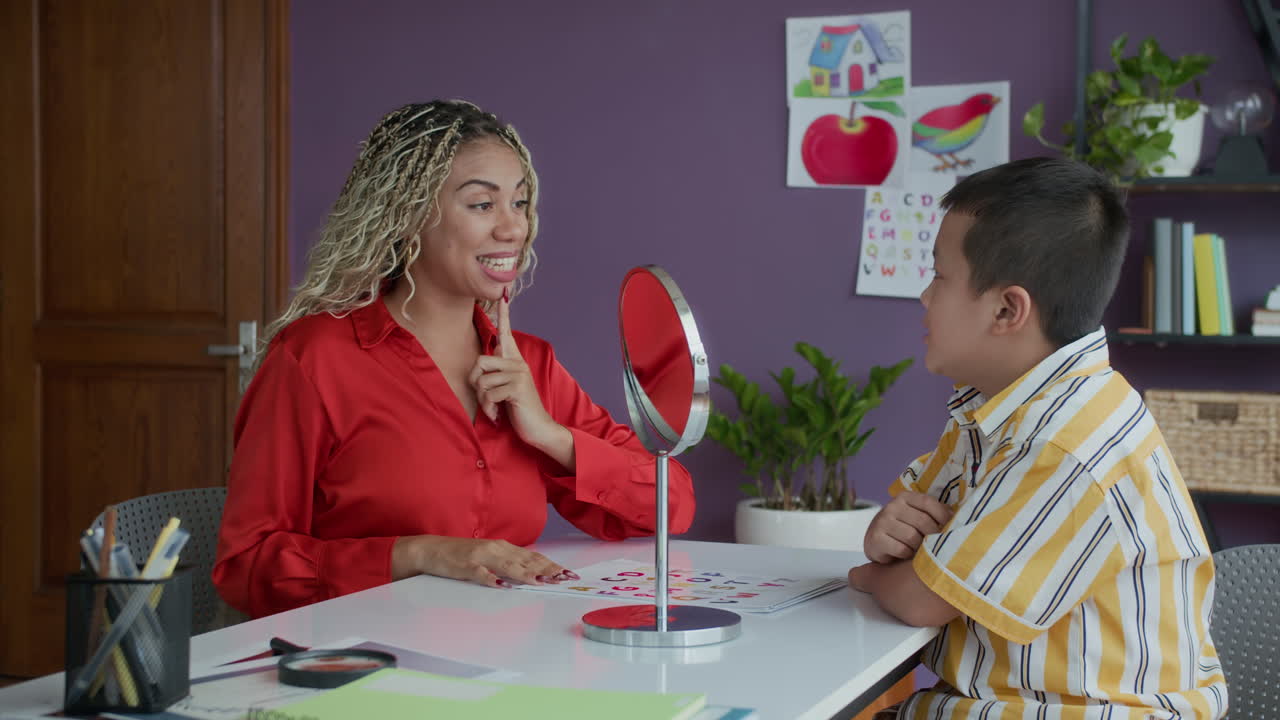 Logopedista che spiega la pronuncia delle lettere a un bambino in classe