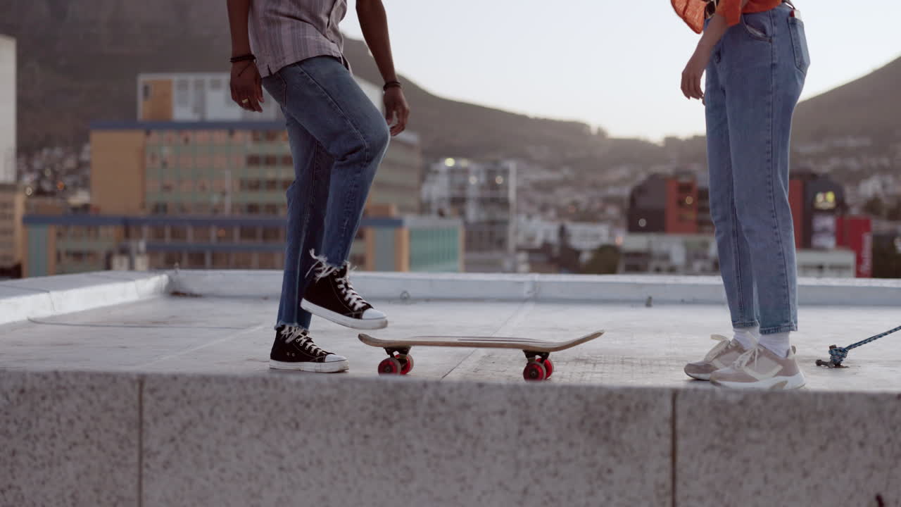 amigos disfrutando de patineta en el techo