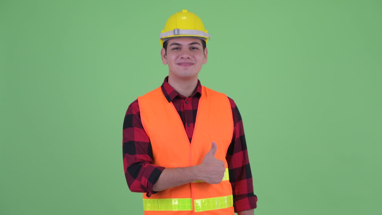 joven apuesto hombre multiétnico trabajador de la construcción