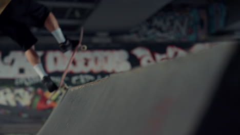 Teenager-Freunde-Trainieren-Fähigkeiten-Auf-Roller-Und-Skateboard-In-Städtischer-Umgebung.