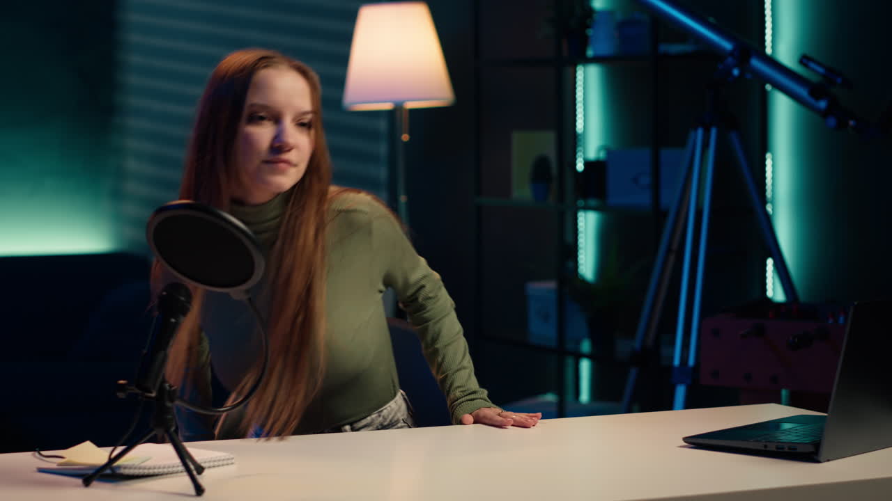 una chica alegre llegando al estudio, filmándose a sí misma discutiendo temas para los fans de la generación z