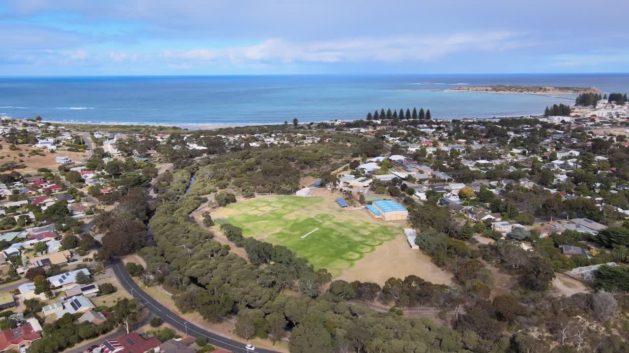 un avión no tripulado panorámica el horizonte de victor harbor en un día soleado