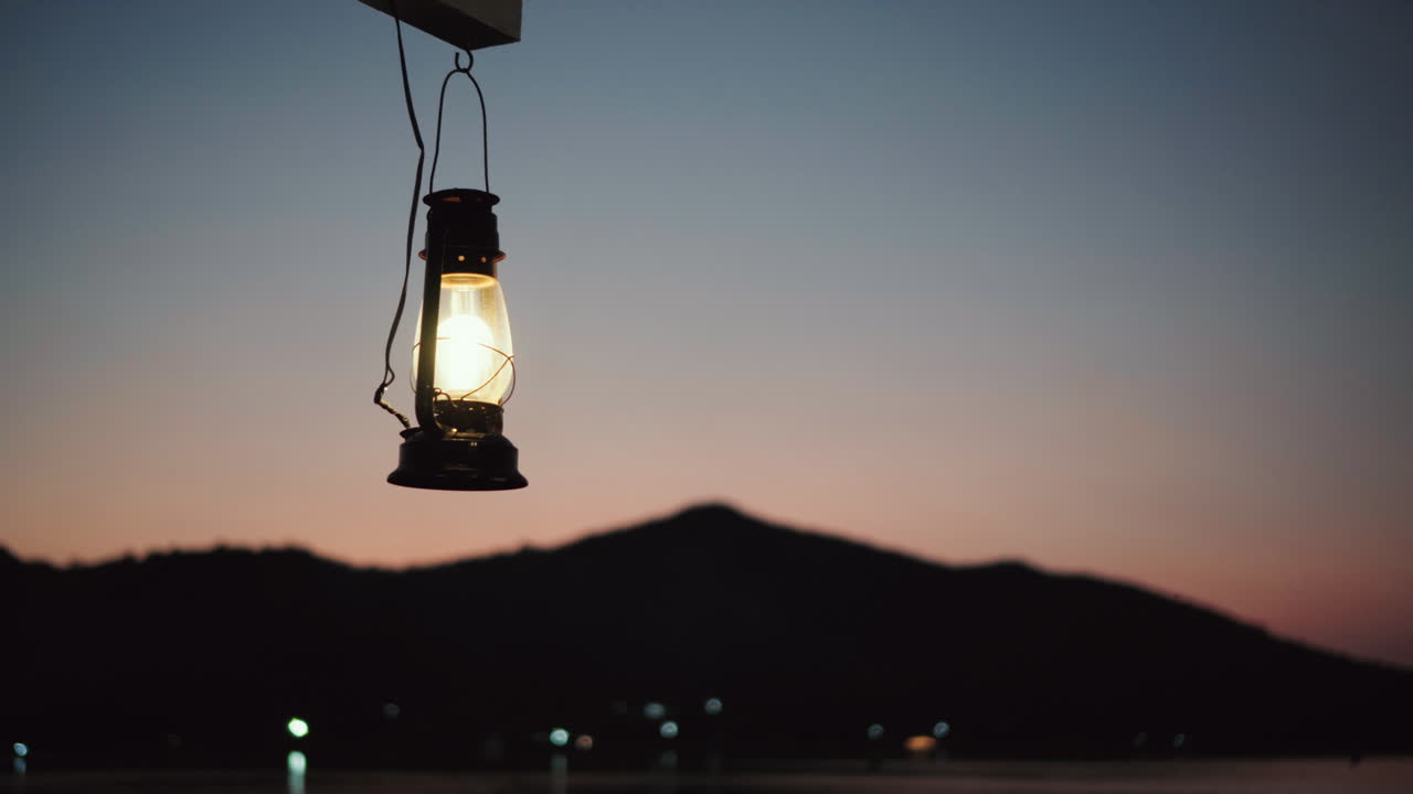 걸려있는 등불 빛 반 ⁇ 이는 해가 지는 밤 파타야