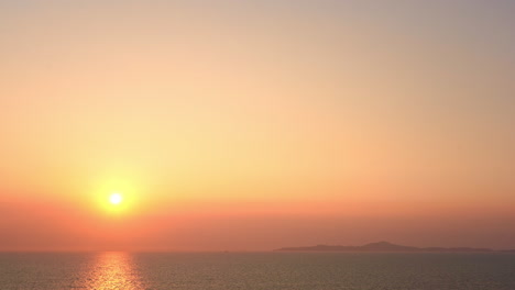 Un-Gran-Sol-Dorado-Se-Pone-Sobre-El-Horizonte-Del-Océano