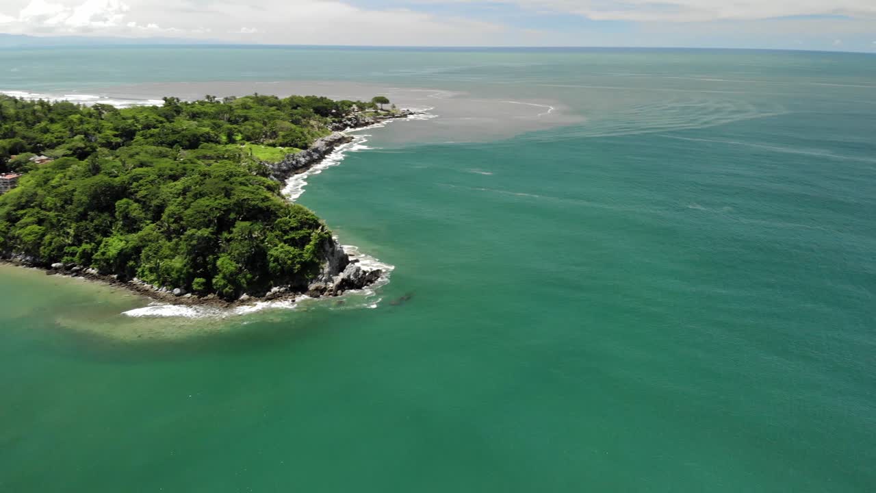 tiro de drone de uma ilha sobre o mar