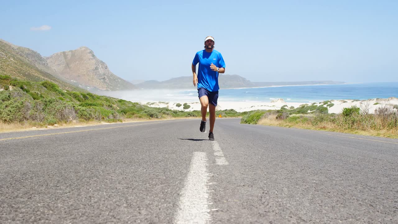 hombre triatleta corriendo en el camino del campo