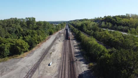 Imágenes-De-Drones-De-Un-Tren-Conduciendo-A-Través-De-Los-árboles