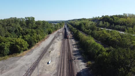 imágenes de drones de un tren conduciendo a través de los árboles