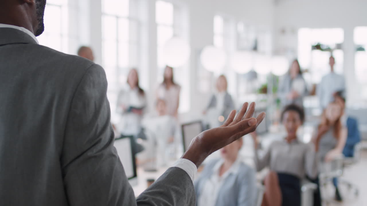 다양한 사업가 들 이 축하 하고 있는 아프리카계 미국인 사업가 들 이 동료 들 과 좋은 소식 을 나누고 박수 를 치고 사무실 회의 에서 성공적 인 성취 를 즐기고 있다