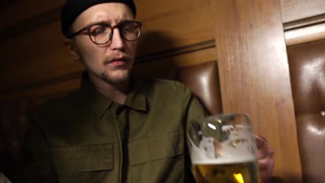 hombre bebiendo cerveza en un bar