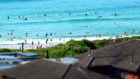 Miniaturmodell-Zeitraffer-Hyperlapse-Eines-Belebten-Strandes