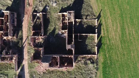 vista aérea de la arquitectura rural abandonada y destruida