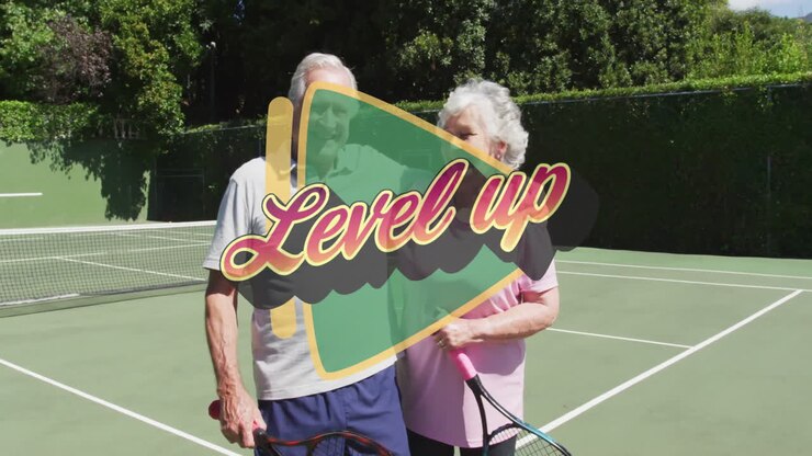 Coppia anziana che gioca a tennis su un campo all'aperto, con sovrapposizione grafica animata "Level up" per lo sport.