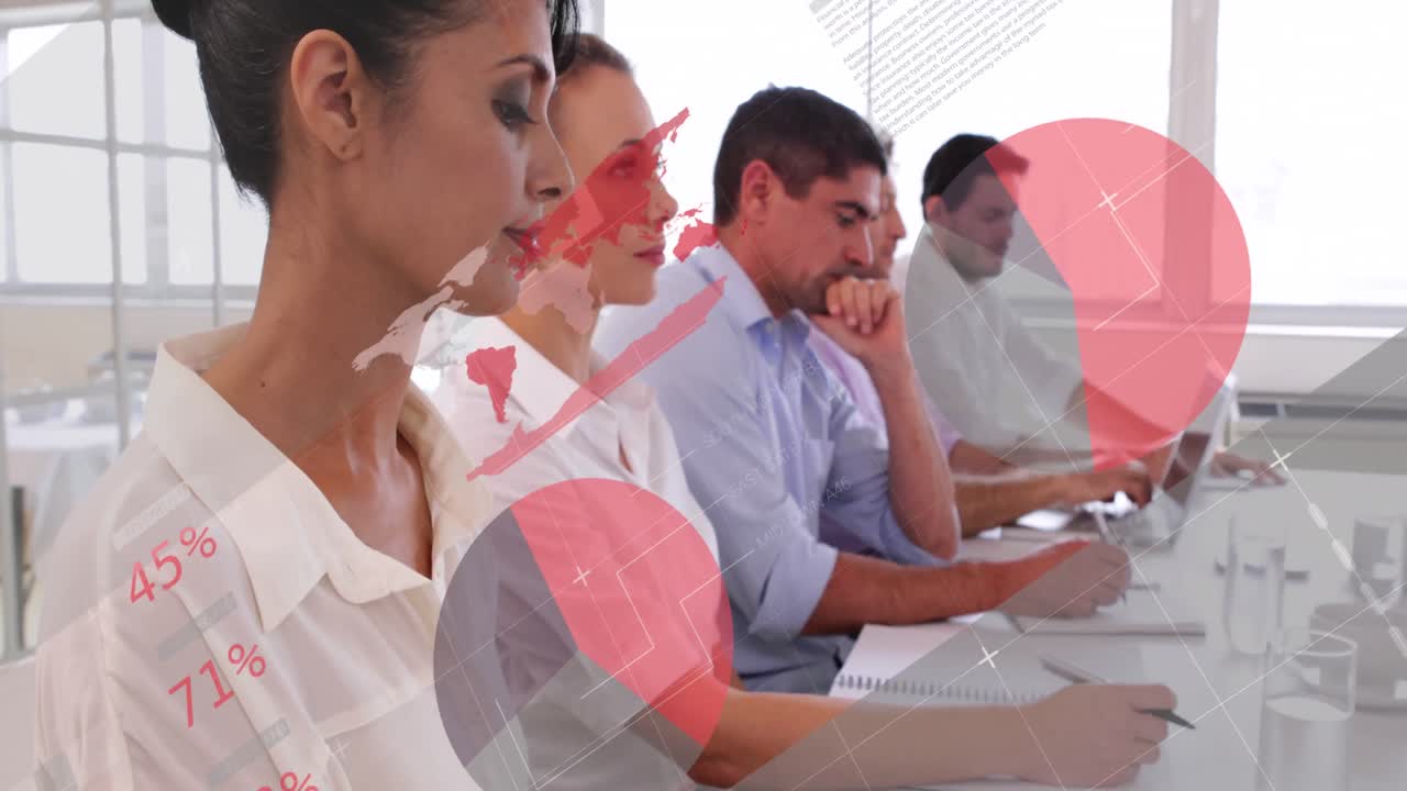 animación del procesamiento de datos estadísticos contra el retrato de una mujer biracial sonriendo en la oficina