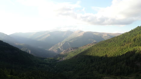 Drohnenaufnahme:-Langsamer-Schwenk-über-Die-Bergkette-Und-Sonnenstrahlen,-Die-über-Die-Berge-Scheinen