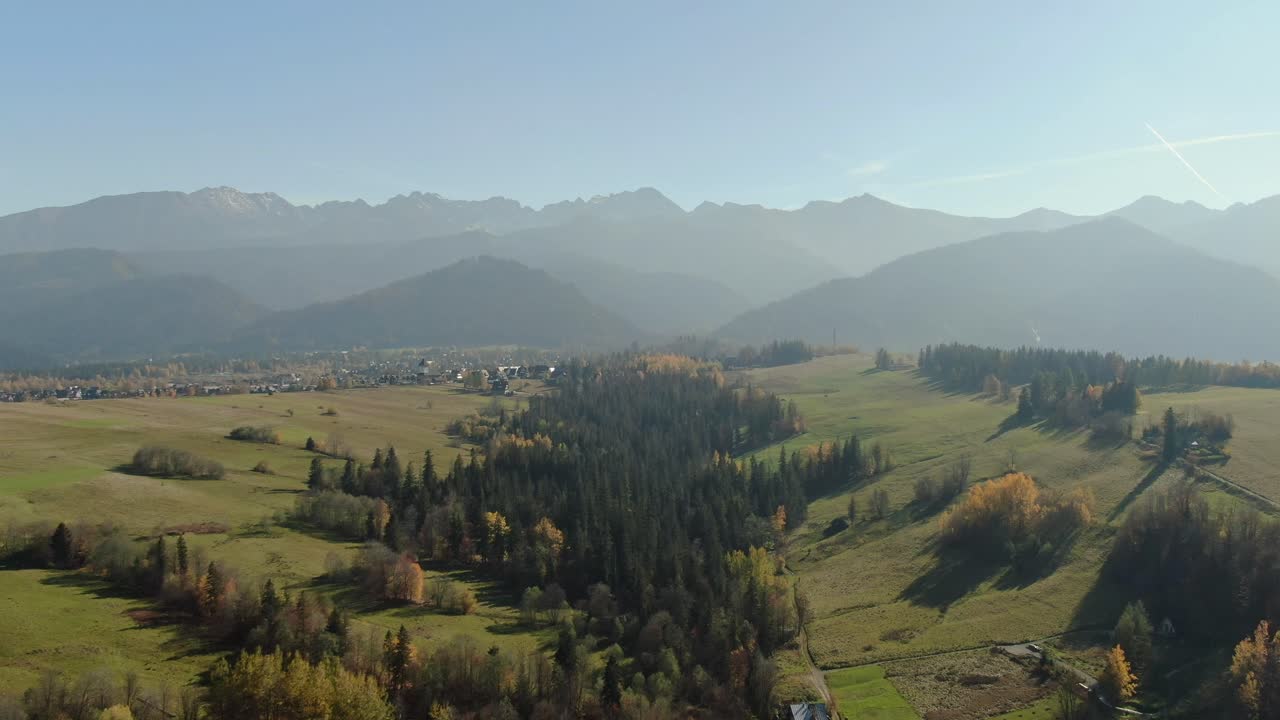 panorama panorámico de las montañas tatra, polonia, en el soleado día de otoño