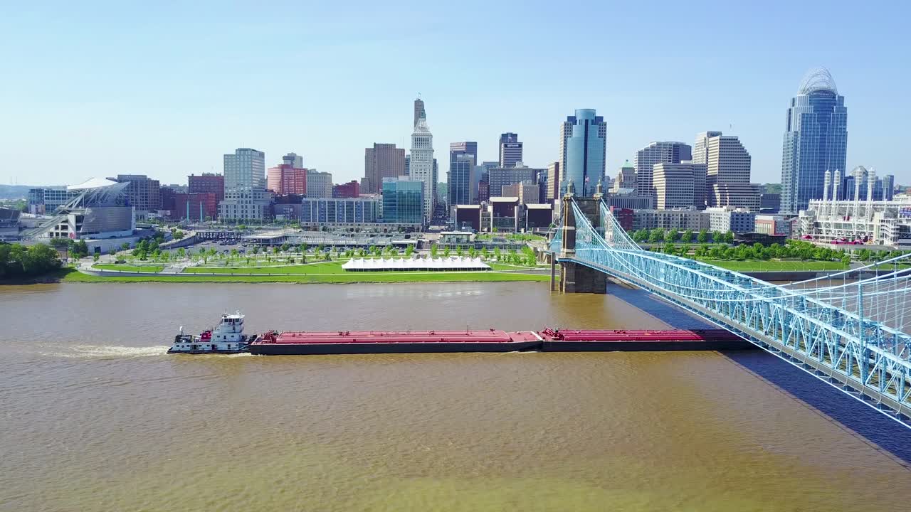 오하이오 강에 바지선이 있는 다리가 있는 신시내티 오하이오의 멋진 항공 샷