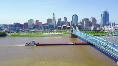 Una-Gran-Toma-Aérea-De-Cincinnati-Ohio-Con-Puente-Con-Una-Barcaza-En-El-Río-Ohio