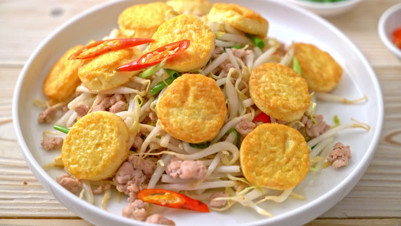 볶은 콩나물, 달걀 두부, 다진 돼지고기 - 아시아 음식 스타일