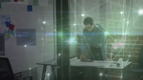 animación de la red de conexiones y procesamiento de datos sobre el empresario utilizando la tableta en la oficina