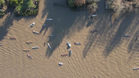 Toma-Aérea-De-Arriba-Hacia-Abajo-De-Muchos-Barcos-Que-Navegan-En-El-Río-Marrón-En-Buenos-Aires-Durante-La-Luz-Del-Sol