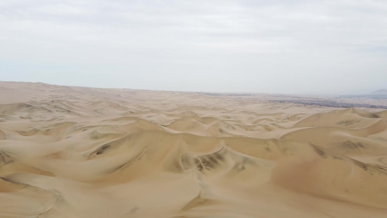 Vista aerea di vaste dune di sabbia in un paesaggio desertico