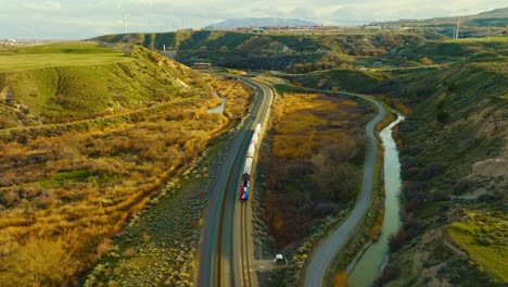 aéreo - tren sobre vías férreas entre mesas, bluffdale, utah, círculo pan
