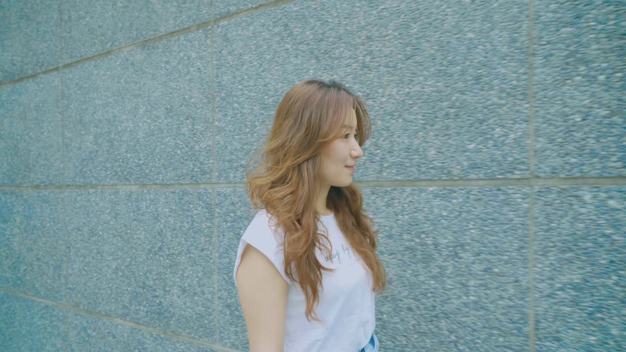 젊은 여성이 카메라를 보고 있다